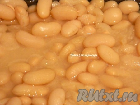 Фасоль предварительно замочить на ночь в холодной воде. Затем варить ее на медленном огне 30-40 минут. В конце варки добавить соль.
