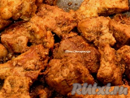 Поджарить мясо до полуготовности.
