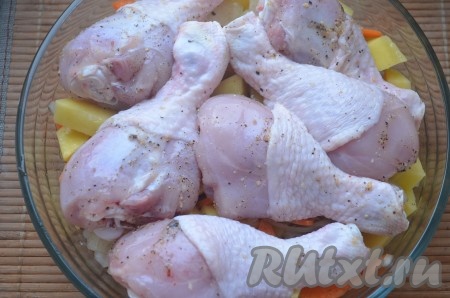 Куриные ножки промыть, обсушить, посолить, поперчить и выложить поверх овощей. Поставить форму с ножками и картофелем запекаться в духовку, разогретую до 200 градусов, на 30-35 минут.
