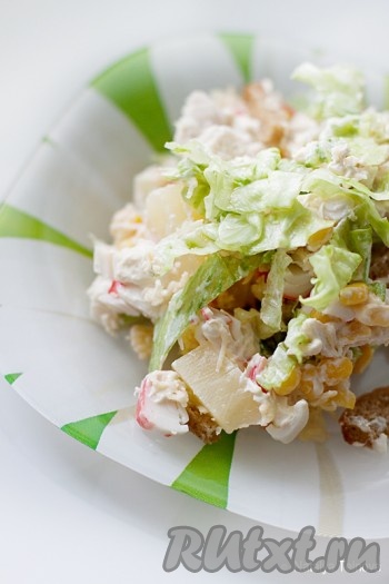 Салат "Коккиль" с курицей и чесночными сухарями