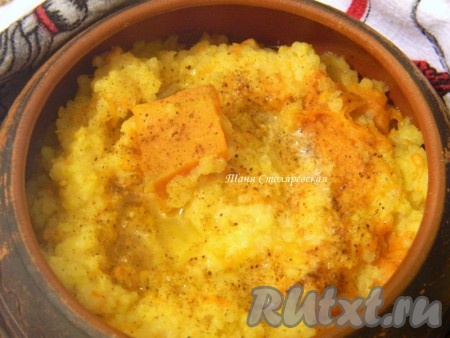 Накрыть горшочек крышкой и поставить пшенную кашу с тыквой в духовку при температуре 120 градусов на 20-30 минут. Каша должна получиться мягкой, чуть жидковатой.
