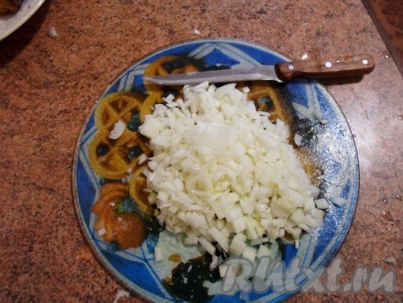 Режем мелко лук.
