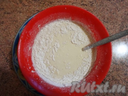 Замешиваем тесто для блинов. Я беру пол литра сыворотки, 30 грамм прессованных дрожжей, 2 столовые ложки сахара, 50 грамм подсолнечного масла, 2 яйца, щепотку соли, муки 2 стакана и делаю тесто.
