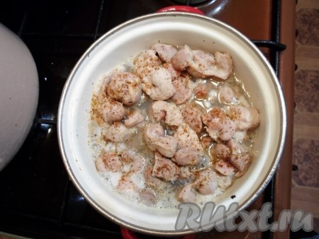 Начинаем готовить. Сначала отвариваем желудки в подсоленной воде примерно 20 минут.
