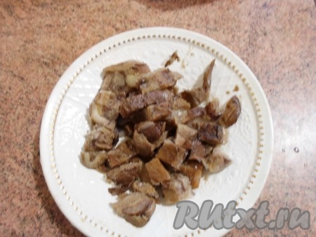 Режем грибы (я нарезаю грибы замороженные). Не обязательно резать мелко.