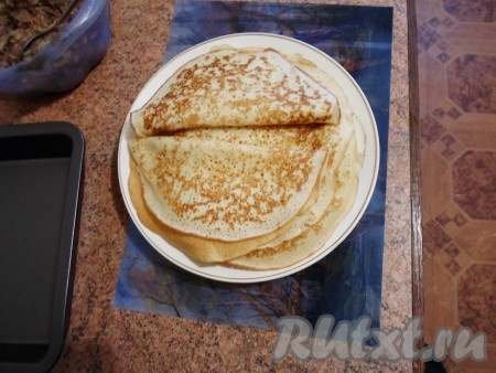 Когда тесто будет готово (через 1,5 часа) жарим блины на раскаленной сковородке с двух сторон.
