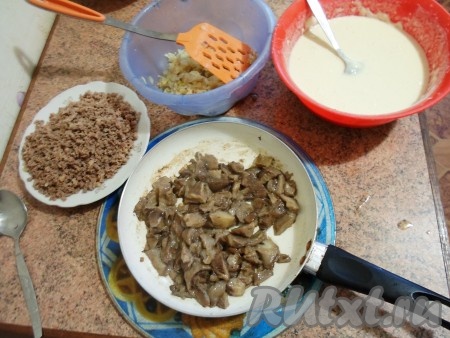 Нарезанные грибы обжариваю на растительном масле. Надо, чтобы ушла лишняя вода. Отваренные желудки и обжаренные грибы измельчаем на мясорубке. Соединяем лук, мясо и грибы. Солим, перчим по вкусу. Начинка готова.
