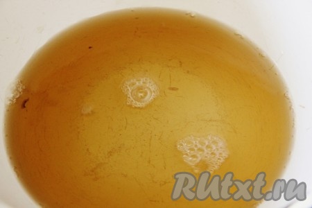 Заранее вскипятить воду и остудить её до тёплого состояния. Сок выливаем в кастрюлю.