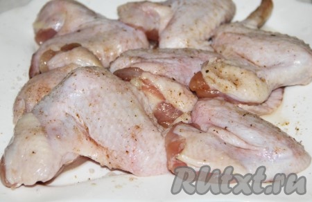 Курочку посолить, поперчить и оставить мариноваться на 10 минут.