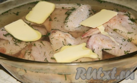 На пропаренную гречку выложить курочку и кусочки сливочного масла. Закрыть плотно крышкой и отправить в духовку.
