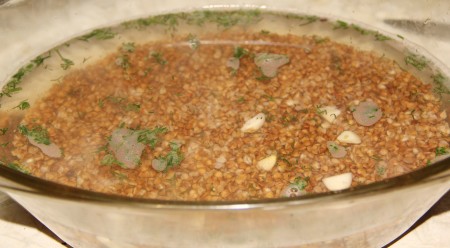 Гречку залить кипятком, добавить мелко порезанный укроп, крупно порезанный чеснок и соль. Закрыть крышкой и оставить пропариваться на 10 минут.
