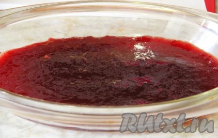 Конфитюр вылить на дно формы.