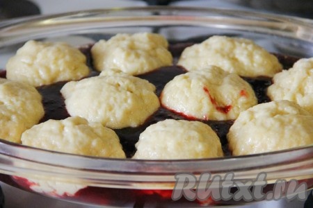 Тесто, увеличившееся в объёме в 2 раза, разделить на одинаковые шарики и выложить на конфитюр, не очень плотно к друг другу. Оставить в тёплом места на 40 минут для подъёма. По желанию поверхность булочек можно смазать перед выпечкой молоком или яичным желтком.