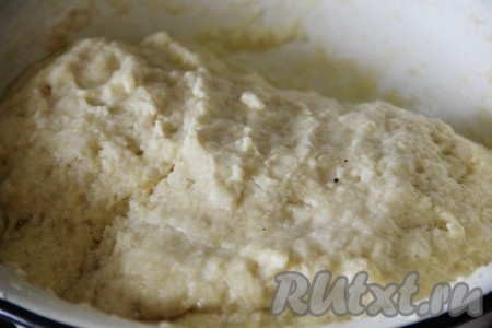 Для приготовления теста муку смешать с сахаром, дрожжами и солью. Добавить тёплое молоко (температура молока не более 40 градусов) и растопленное сливочное масло. Вбить в тесто сырое яйцо. Замесить руками однородное, мягкое тесто, накрыть его полотенцем и оставить в тёплом месте на 2 часа (тесто для булочек должно увеличиться в 2 раза).