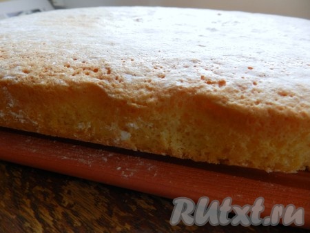 Готовый бисквит остудить, вынуть их формы, освободить от бумаги и окончательно остудить.