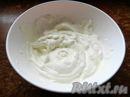 Для крема растереть творог со сметаной и сахарной пудрой в однородную массу.