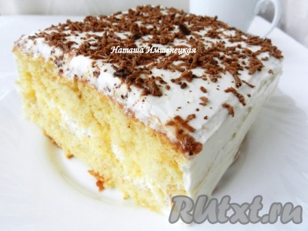 Обмазать торт творожным кремом со всех сторон. Сверху бисквитный торт украсить натертым на терке шоколадом.
