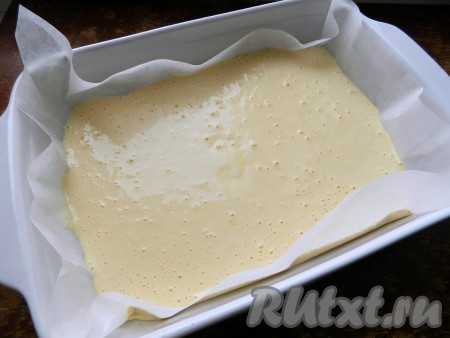 Форму для выпечки застелить бумагой, вылить тесто и запечь бисквит при температуре 190 градусов в течение 30-40 минут (готовность проверять сухой деревянной палочкой).
