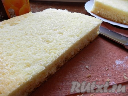 Остывший бисквит разрезать на 2 части (я разрезала поперек) и пропитать сиропом от консервированных абрикосов.
