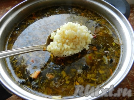 Всыпать в суп специи, если нужно, досолить. Добавить отваренный булгур, довести до кипения и выключить.