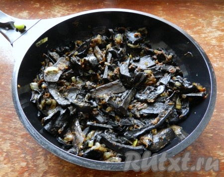 Лук и морковь обжарить на растительном масле, добавить грибы, соль, перец, немного обжарить все вместе.