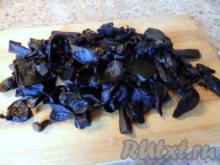 Сухие грибы замочить в холодной воде на несколько часов или на ночь. Затем воду слить, добавить новую и отварить грибы с одной луковицей в течение 40 минут. Если грибы нарезаны крупно,  когда они сварятся, нужно нарезать их более мелко.