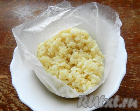 Отдельно отварить булгур в пакетике. (Если используется крупа без пакетика, ее нужно положить в суп одновременно с картофелем.)