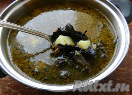 В кастрюле вскипятить 1,5 литра воды, добавить очищенный и нарезанный кубиками картофель и варить до готовности картофеля. Затем добавить в суп грибы с луком и морковью.
