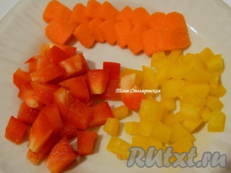 Тем временем нарезаем по своему усмотрению лук, перец и морковь. Некоторые подруги их обжаривают в сливочном масле, но я так не делаю. Решайте сами.