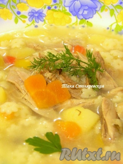 Даем покипеть детскому супу еще пару минут и выключаем. Так как я варила перепелку долго, &nbsp;мясо вынимаю из супа и отделяю от костей, выкладываю непосредственно в тарелку ребенку.
