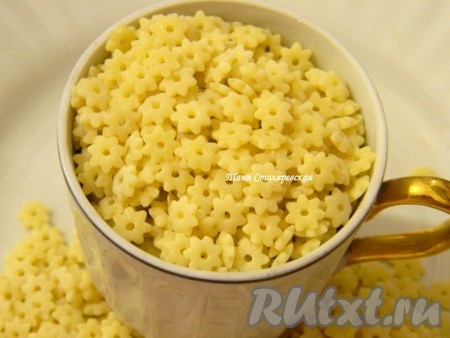 Когда перепелка готова, достаем лук. В бульон кладем картофель и солим. Дальше добавляем лук, морковь и перец. Немного провариваем суп из перепёлки и добавляем вермишель.
