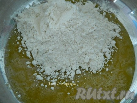 Муки всыпать столько, чтобы вымесить тугое тесто.