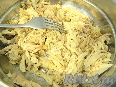 Готовую курицу достать из бульона и разобрать на кусочки.