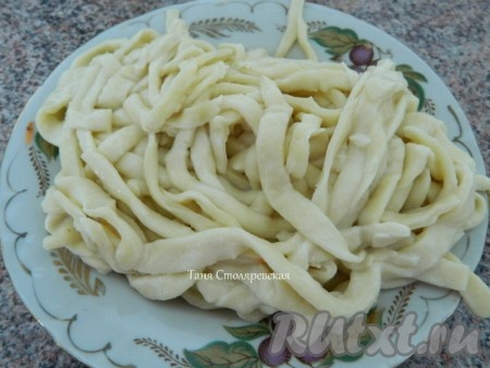 В бульон добавить морковь, варить 10 минут. Добавить картофель. Когда приготовится картофель, домашнюю лапшу обдать кипятком и опустить в суп.
