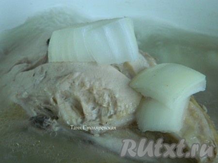 Для приготовления куриного бульона положить курицу в холодную воду, когда вода закипит, снять пену, уменьшить огонь, добавить лук. Варить куриный бульон с луком до полной готовности мяса, можно добавить перец горошком.
