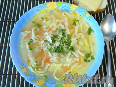 Варить, помешивая, пока не всплывет лапша. Добавить куриное мясо, посолить и, когда бульон начнет закипать, выключить плиту. Оставить суп с домашней лапшой настаиваться на 15 минут. Подавать с зеленью.
