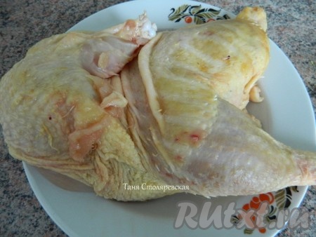 Курицу разделить на две части.