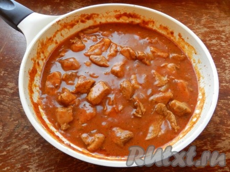 За несколько минут до готовности мясо посолить по вкусу.