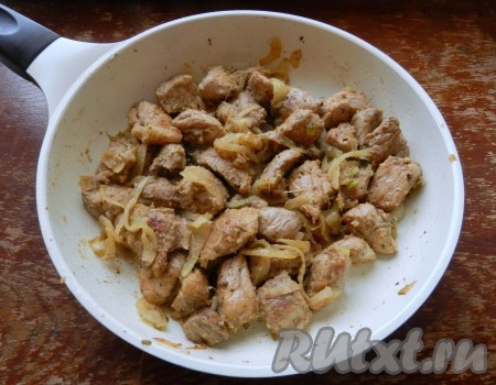 Присыпать мясо с луком мукой (удобно через сито), быстро перемешать,  чтобы мука обжарилась и не образовала комочки. Мука способствует загустению соуса.

