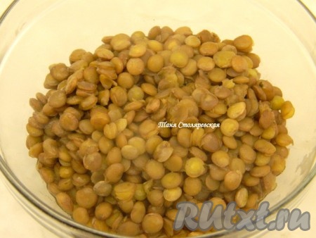 Поставить варить промытую чечевицу в кастрюле с водой до полной готовности. Когда чечевица готова, слить воду, можно промыть.
