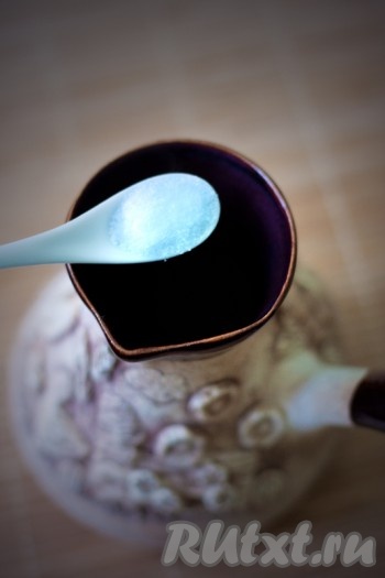 Добавьте в кофе сахар по вкусу.