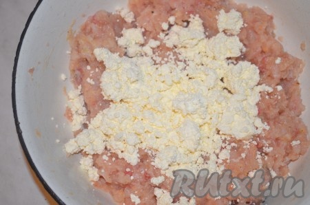 Добавить творог, хорошо перемешать.