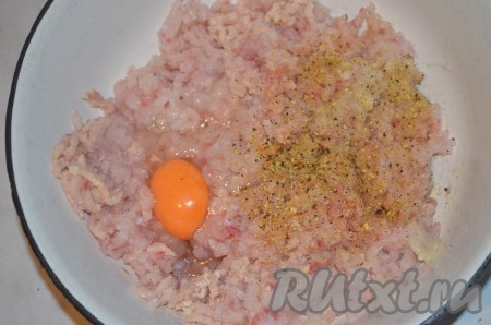 Филе рыбы прокрутить через мясорубку вместе с хлебом, предварительно замоченным в молоке. Добавить яйцо, соль, перец, специи. Перемешать фарш.
