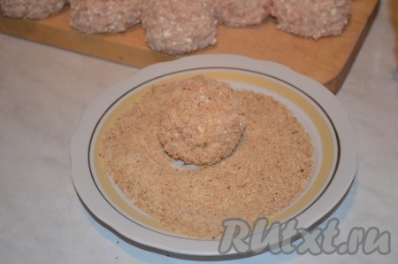 Сформировать котлеты, обвалять в панировочных сухарях.
