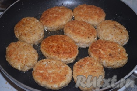 Сложить все котлеты в сковороду, подлить немного воды, потушить 5-7 минут под крышкой. 