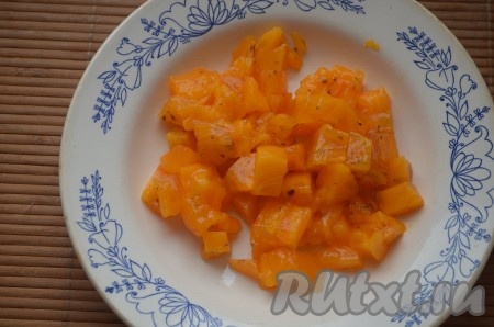 Хурму очистить от кожуры, нарезать на маленькие кубики, удаляя косточки, выложить в глубокую тарелку.