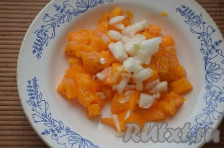 Лук очистить, мелко нарезать и выложить к хурме.