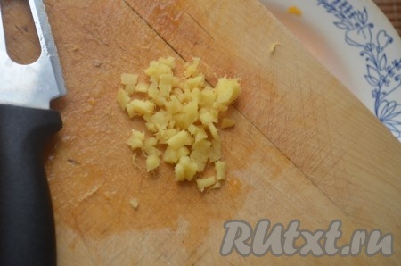 Корень имбиря очистить, очень мелко порубить ножом (или натереть на мелкой тёрке), добавить к хурме с луком.