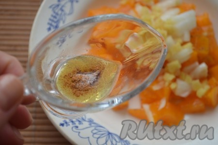 В отдельной небольшой ёмкости соединить оливковое масло, лимонный сок, чёрный молотый перец, паприку, соль, тщательно перемешать и влить к хурме, луку и имбирю. Получившийся соус очень хорошо перемешать.