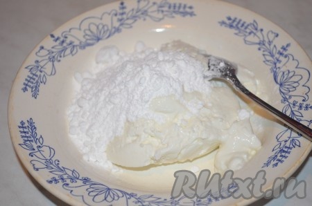 Для творожной глазури тщательно растереть творог с сахарной пудрой.